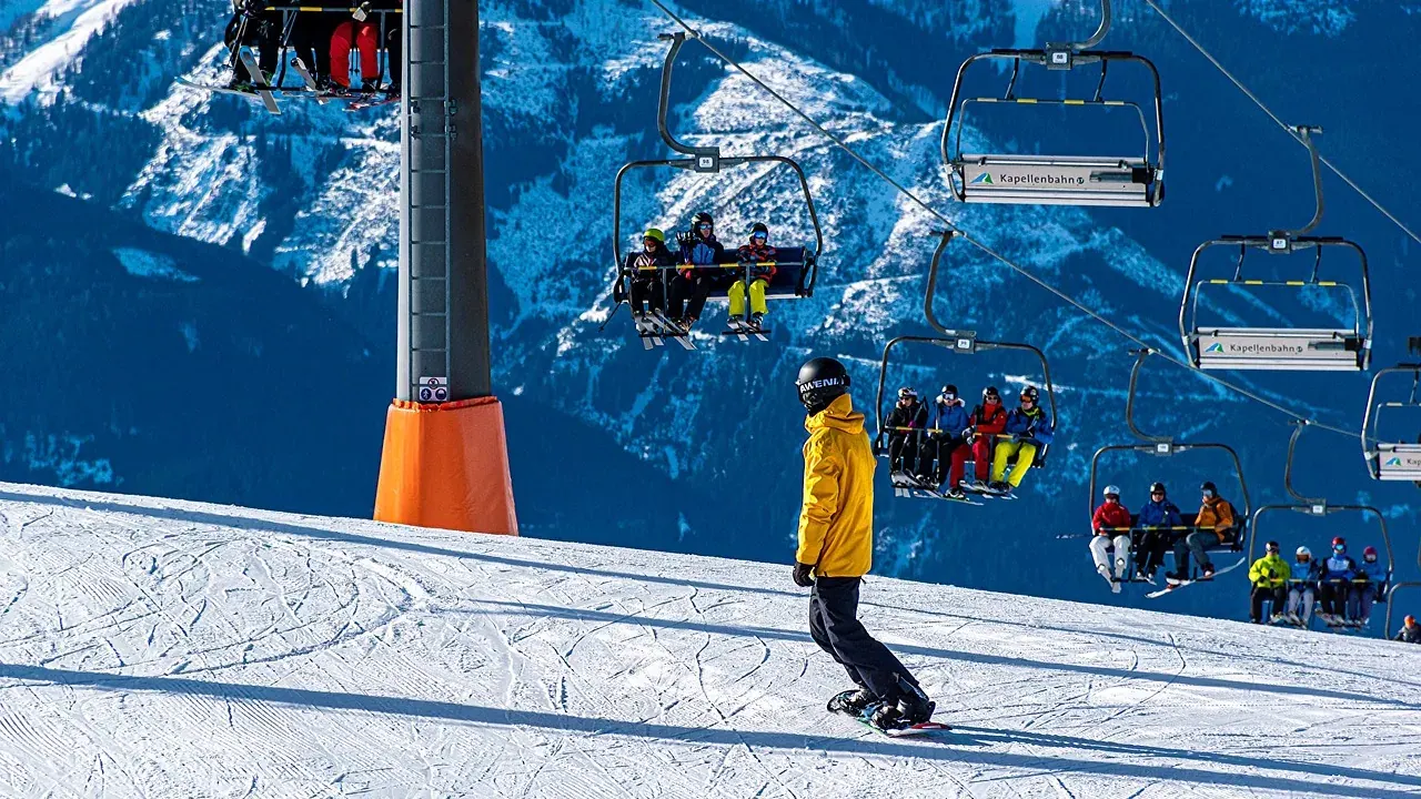 Skidbackar och gondollift vid ett skidresort en solig vinterdag