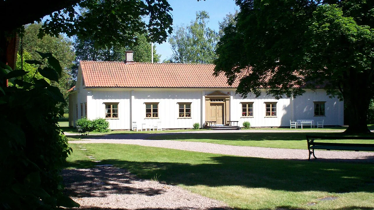 Gezin zwemt en speelt aan een meer in Värmland, zomervakantie in Sulvik.