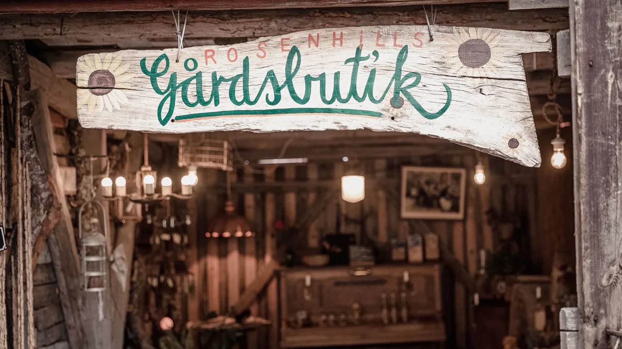 Lokale produkter i en värmländsk gårdsbutikk, ost, syltetøy og grønnsaker fra Arvika-trakten.